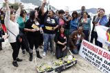 Professores em greve fazem enterro simbólico do governador