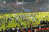 Briga generalizada deixa 127 mortos após jogo de futebol