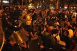 Manifestantes protestam na rua do governador do Rio