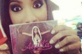 Anitta comemora disco de ouro com primeiro CD