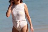 Após polêmica com biquini, Betty Faria usa maiô para ir à praia