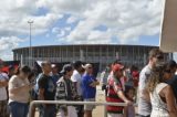 Cambistas vendem livremente ingressos para o jogo Flamengo e Vasco em Brasília