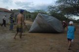 Cisternas de polietileno ‘derretem’ no interior de Pernambuco; na Bahia o abandono é escancarado