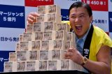 Comediante posa com 500 milhões de ienes em promoção de loteria