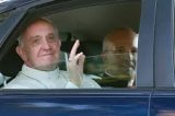 Imprensa internacional destaca tumulto na chegada do papa