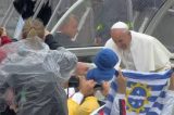 Papa Francisco chega a Aparecida sob chuva fina