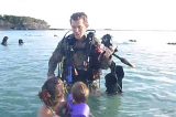 Militar se reencontra com a família ao surgir em praia como mergulhador