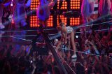 Miley Cyrus faz performance sexy no VMA e tira casquinha de Robin Thicke