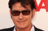 Charlie Sheen está morando com atriz pornô