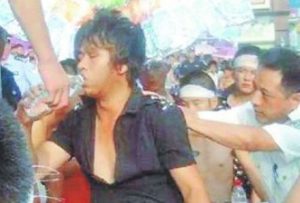 Foto de 'morto' que saiu do caixão para beber água vira hit na China
