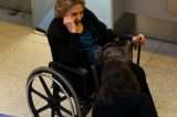Eva Wilma surge de cadeira de rodas em aeroporto Eva Wilma surge de cadeira de rodas em aeroporto
