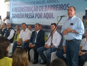 Ministro da Integração Nacional, Fernando Bezerra Coelho, na inauguração de ponte em Barreiros, PE (1)