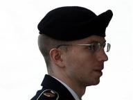 Soldado norte-americano Bradley Manning é escoltado a tribunal para receber sua sentença, em Fort Meade, em Maryland, 21 de agosto de 2013.