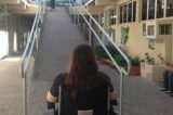 Universitária em cadeira de rodas perde aula por falta de acesso