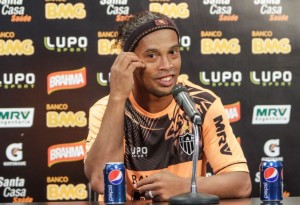 Ronaldinho durante entrevista coletiva
