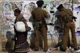 Policiais removem cartazes no Sri Lanka