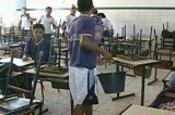 Alunos perdem aula para fazer limpeza de escola na Bahia