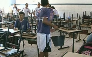 Alunos perdem aula para fazer limpeza de escola na Bahia