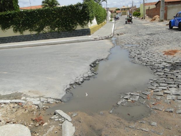 Esgotos escorrendo a céu aberto (2)