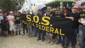 Federais abrem faixa defronte ao palanque do prefeito Isaac Carvalho, braço direito de Dilma e Lula