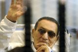 Hosni Mubarak acena e sorri na volta ao tribunal no Egito