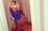 Andressa Urach sensualiza com camisa do Superman: ‘Voltei’