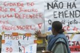 Professores acampam ao lado da Câmara Municipal do Rio depois de confronto com a polícia