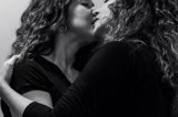 Daniela Mercury beija a mulher em foto: ‘É proibido beijar no Brasil, é?’