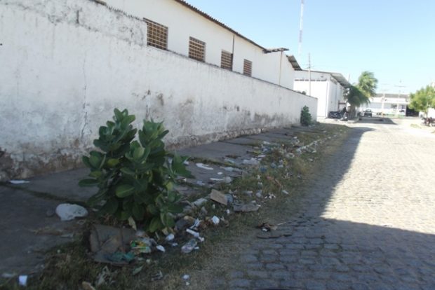 Lixo e Mato nas calçadas da cidade