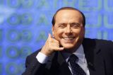 Berlusconi diz que continuará na política mesmo sem mandato