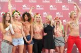 Estrela do Femen posa no Festival de Veneza