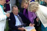Ex-presidente George H.W. Bush é testemunha de casamento gay