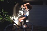 Irmã de Kim Kardashian sensualiza em bicicleta