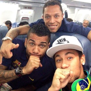 neymar_danialves_adriano_barcelona_aviao