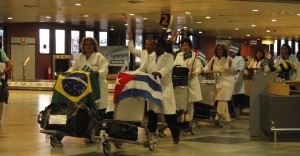 24ago13---medicos-cubanos-chegaram-ao-brasil-para-participar-do-programa-mais-medicos-do-governo-federal-eles-vieram-em-voo-fretado-da-cubana-aviacion-e-desembarcaram-no-aeroporto-dos-guararapes-em-137738753079