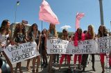 Femen posta foto do primeiro protesto do grupo – sem nudez!