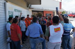 Petroleiros entram em greve no Ceará