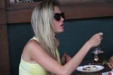 Com calça rasgada, Bárbara Evans almoça em Ipanema, no Rio