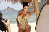 Gracyanne Barbosa posa de maiô engana-mamãe em praia do Rio Gracyanne Barbosa posa de maiô engana-mamãe em praia do Rio