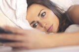 Trocar mensagens pelo celular à noite prejudica o sono