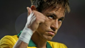 16nov2013---neymar-faz-sinal-de-positivo-durante-lance-do-amistoso-da-selecao-brasileira-contra-honduras-em-miami-1384653539550_1920x1080