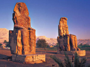 Egito - encontrada estátua colossal do faraó Amenófis III