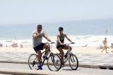 Ronaldo Fenômeno faz exercícios na Praia do Leblon com a namorada