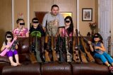 Americano ensina filhos a atirarem com rifle para ‘proteger a família’