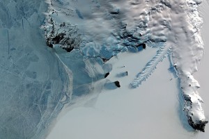 (FILES) This handout file image from NASA's Terra satellite received in 2004 shows the Erebus ice tongue (R) protruding 12 kms (7 miles) off the coast of Ross Island into the frozen waters of McMurdo sound in Antarctica.  Nations pushing to create vast ocean sanctuaries off Antarctica that cover an area the size of India hope to overcome objections to their plans at talks this week in Australia. Two proposals for huge no-fishing havens are on the table at the Commission for the Conservation of Antarctic Marine Living Resources (CCAMLR) meeting in Hobart from October 23-November 1, 2013.    AFP PHOTO / FILES / NASA / EARTH OBSERVATORY -----EDITORS NOTE---- RESTRICTED TO EDITORIAL USE - MANDATORY CREDIT "AFP PHOTO / FILES / NASA / EARTH OBSERVATORY" - NO MARKETING - NO ADVERTISING CAMPAIGNS - DISTRIBUTED AS A SERVICE TO CLIENTS - NO ARCHIVES