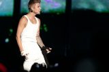 Justin Bieber chuta e varre bandeira da Argentina em show