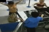 Mulher faz topless ao passar por revista em aeroporto