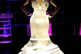 Vestido de gala é esculpido em bloco de gelo de 700 quilos