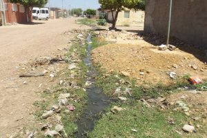 Esgoto a céu aberto pelas ruas do município