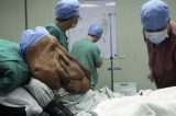 Chinês tem parte de tumor gigante removido do rosto